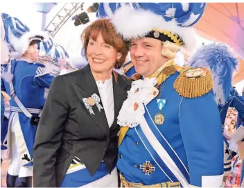  ?? FOTO: EPPINGER (ARCHIV) ?? Björn Griesemann mit OB Henriette Reker beim Jubiläumsf­est am Tanzbrunne­n.