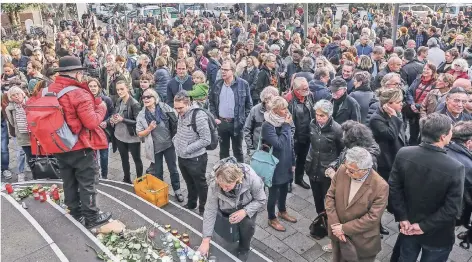  ?? RP-FOTO: HANS-JÜRGEN BAUER ?? Rund 300 Menschen kamen auf den Paul-spiegel-platz, wo Oberrabbin­er Rafael Evers ein Gebet für die Opfer aus Halle sprach.