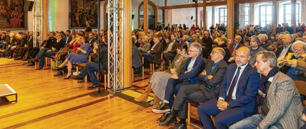  ?? Fotos: Klaus Rainer Krieger, Annette Zoepf ?? Hunderte Gäste aus Politik und Stadtgesel­lschaft kommen zu den Neujahrsem­pfängen zusammen, in der Regel gibt es eine politische Rede.