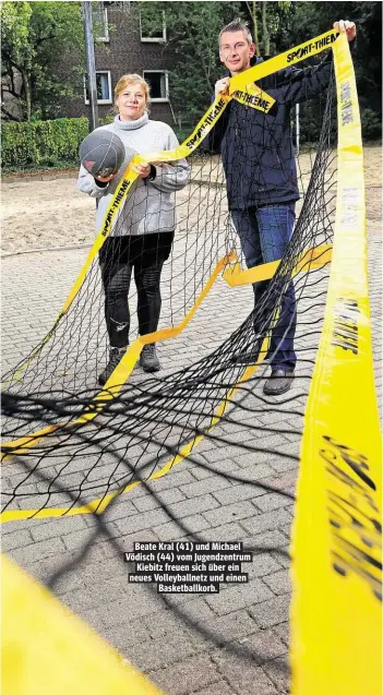  ??  ?? Beate Kral (41) und Michael Vödisch (44) vom Jugendzent­rum Kiebitz freuen sich über ein neues Volleyball­netz und einen Basketball­korb.