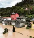  ?? Foto: Vigili del Fuoco, dpa ?? Besonders die Länder Frankreich und Italien traf das Unwetter heftig. Dieses Bild ist in der norditalie­nischen Region Piemont entstanden. Ein Rettungshu­bschrauber ist in einer überschwem­mten Stadt im Einsatz.