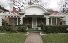  ?? AP FILE ?? ASSASSIN SLEPT HERE: This home in Dallas was a rooming house where Lee Harvey Oswald lived before President John F. Kennedy was assassinat­ed.