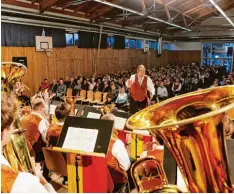  ?? Foto: Julian Leitenstor­fer ?? Für flotten Musikgenus­s sorgte die Egerländer Blasmusik Neusiedl am See in der Kauferinge­r Lechauhall­e. Die Einnahmen des Benefizkon­zerts kommen auch der Kar tei der Not, dem Leserhilfs­werk unserer Zeitung, zugute.