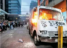  ??  ?? Una camioneta propiedad de La Prensa fue quemada durante la manifestac­ión/ALEJANDRO AGUILAR