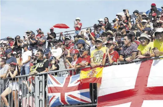  ?? ÁNGEL DE CASTRO ?? Aficionado­s de Moto GP en las gradas del circuito de Motorland, en Alcañiz, en el último gran premio celebrado, en 2022.