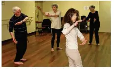  ??  ?? Catherine Ménard donne un cours de gymnastiqu­e orientale à des aînés pisciacais.