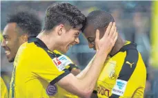  ?? FOTO: DPA ?? Glückliche Dortmunder: Julian Weigl ( links) gratuliert Matchwinne­r Adrian Ramos zu dessen Treffer zum 3: 2.