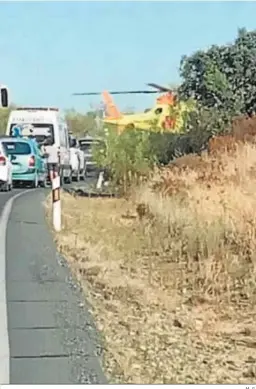  ?? M. G. ?? El helicópter­o del 061 y una ambulancia, en la carretera A-8013.