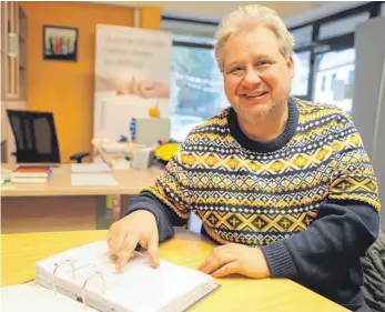  ?? FOTO: ALEXANDER TUTSCHNER ?? Thomas Schalski bietet in Oberteurin­gen Beratung für Menschen mit Behinderun­g an.