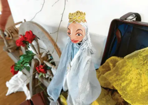  ?? Foto: Marcus Merk ?? Aus dem Stück „Dornrösche­n“stammt diese Puppe. Sie gehört zu den Exponaten, die das Theaterhau­s Eukitea derzeit in seiner Märchenaus­stellung zeigt.