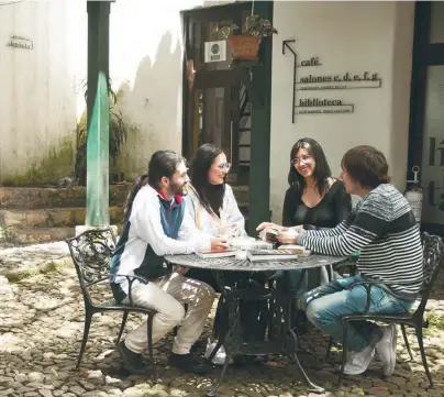  ?? / Cortesía ?? Algunos estudiante­s en unos de los patios de la Casa Cuervo Urisarri, pertenecie­nte al Instituto Caro y Cuervo.