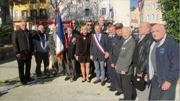  ?? (Photo Y. S.) ?? Réunis lors de la célébratio­n pour les morts d’AFN, les anciens d’Algérie restent soutenus par la municipali­té.