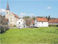  ?? FOTO: HEINZ THUMM ?? Auf diesem Gebiet, dem Areal an der Glasergass­e in Neufra, sollen künftig neue Grundstück­e entstehen.