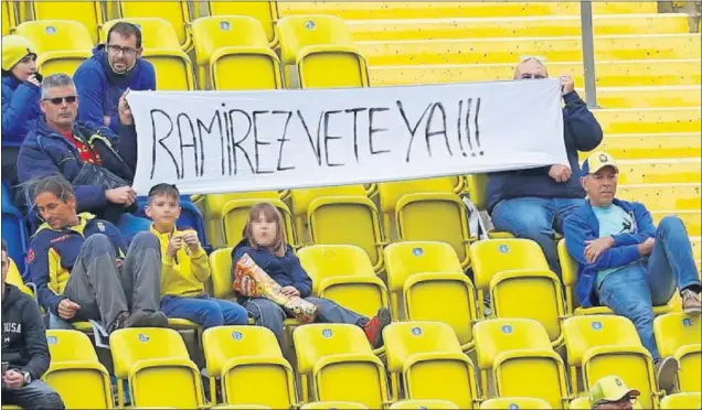  ??  ?? Una pancarta como esta, que Las Palmas ha prohibido bajo amenazas, le ha costado una dura sanción al presidente de la peña Sentimient­o Amarillo.