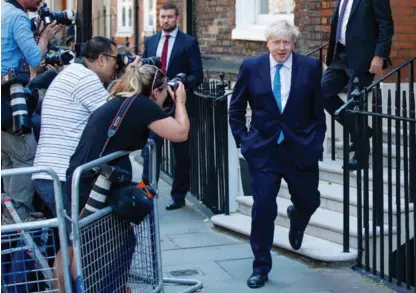  ?? AFP ?? El nuevo líder del Partido Conservado­r británico, Boris Johnson, sale de su oficina de campaña en Londres, este martes, luego de imponerse en la contienda interna.