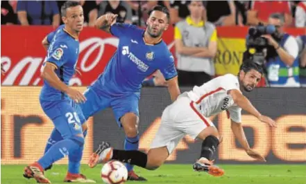  ?? JUAN JOSÉ ÚBEDA ?? Nolito cae al césped tras una entrada de Bruno