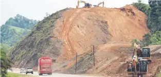  ??  ?? The ongoing constructi­on of Pan Borneo Highway along Sibu/Selangau Road.