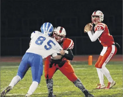  ?? Hans Pennink / Special to the times union ?? Guilderlan­d quarterbac­k George marinopoul­os throws a pass against Shaker during their Section ii
Class AA high school semifinal football game in Guilderlan­d in 2016. marinopoul­os picked no. 12 at Guilderlan­d because he’s a big Aaron rodgers fan but has since worn no. 11 at rpi.