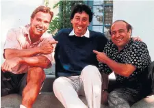  ?? ?? Arnold Schwarzene­gger, who was looking to reach beyond action, with Ivan Reitman and Danny DeVito on the set of “Twins” in 1988.