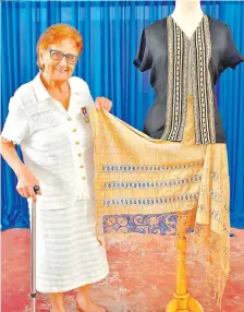  ??  ?? Digna López (93) muestra una bella chaqueta y chall de ao po’i.