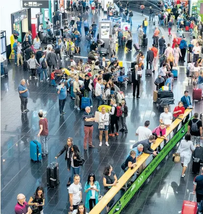 ??  ?? Die Passagierz­ahl am Flughafen Wien wächst zwar, doch bei der Luftfahrta­nbindung ist noch Luft nach oben.