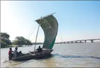  ?? MOSA’AB ELSHAMY / ASSOCIATED PRESS ?? Fishermen sail on the Nile on a traditiona­l wooden vessel in the early morning in Omdurman, Khartoum, Sudan.