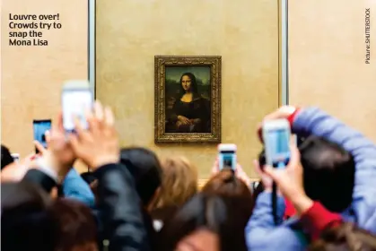  ?? ?? Louvre over! Crowds try to snap the Mona Lisa