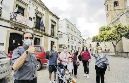  ??  ?? Vecinos de Arroyo de la Luz tras el confinamie­nto. FRANCIS VILLEGAS