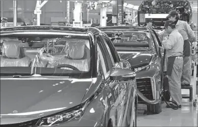  ??  ?? Toyota Motor Corp. workers assemble a Mirai fuel-cell vehicle in Toyota, Aichi Prefecture, Japan. (Photo: bloomberg)