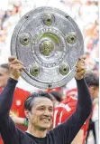  ?? FOTO: AFP ?? Niko Kovac mit Schale.