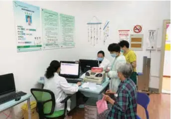  ?? ?? Above: Patients consult at a family doctor’s office set up in the community in Huacao.