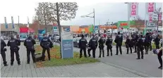  ?? FOTO: TOM PETERSON ?? Bei der „Querdenken“-Demo in Saarbrücke­n mit rund 500 Teilnehmer­n waren zahlreiche Polizisten im Einsatz.