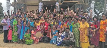  ?? Photo: Nacanieli Tuilevuka ?? Villagers of Naidi with overseas volunteers and Jazmin Grace Grimaldi (garlanded) on September 19, 2018.