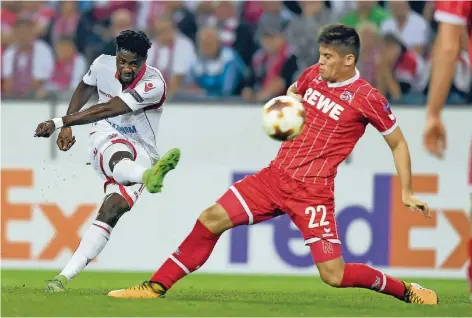  ?? FOTO: DPA ?? Der Kölner Jorge Meré hindert Belgrads Richmond Boakye nicht am Torschuss zum 0:1.