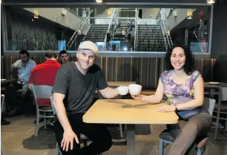  ?? JASON KRYK/THE Windsor Star ?? MAY 6, 2013:
Ben and Michelle Davidson, co-owners of the Green Bean Cafe, take time out for a cup of coffee in the new Windsor Star News Cafe at 300 Ouellette Ave.