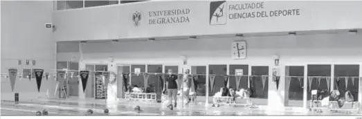  ?? UGR ?? La piscina de la Facultad del Deporte, escenario de los entrenamie­ntos del equipo de relevos de la selección española de natación.