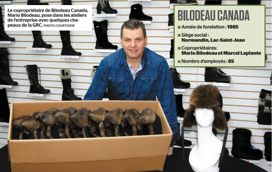  ?? PHOTO COURTOISIE ?? Le copropriét­aire de Bilodeau Canada, Mario Bilodeau, pose dans les ateliers de l’entreprise avec quelques chapeaux de la GRC.