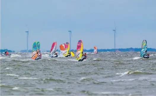  ??  ?? Au-delà de toutes espérances, c’est dans le baston et en 5 m² que la victoire s’est décidée sur le fjord de Hvide Sande, avec Albeau aux commandes.