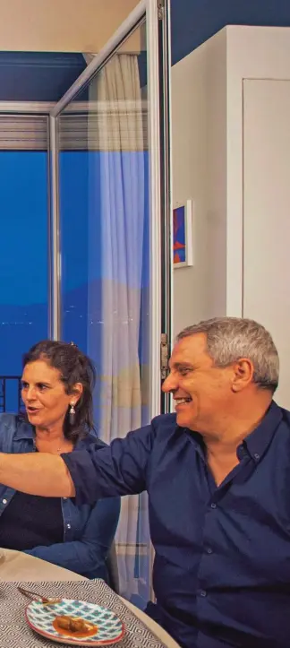  ??  ?? Lo chef Gennarino Esposito brinda con la famiglia de Giovanni: lo scrittore Maurizio (primo a destra), suo figlio Giovanni e la moglie Paola Egiziano. Sullo sfondo, il golfo di Napoli.