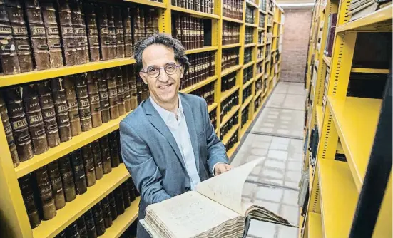  ?? Llircel lcanama ?? El director del archivo general de la Diputación de Barcelona, Jordi Vilamala, enseña algunos de los documentos históricos