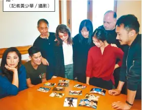  ??  ?? 李耀榮的家人、朋友和支持者翻閱一張­張李耀榮與他們在一起­的照片，現場有著感傷的情緒。（記者黃少華／攝影）