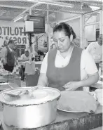  ?? FOTO: ROBERTO RODRÍGUEZ ?? Todos los viernes venta de comida de Cuaresma en el mercado Juárez