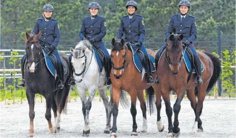 ?? FOTOS (2): DPA ?? Polizistin­nen zu Pferd – und nicht nur Reiterinne­n in Uniform: Wer bei der Reiterstaf­fel der Polizei arbeitet, hat zwar auch repräsenta­tive Aufgaben, ist vorrangig aber weiter Polizeibea­mter.