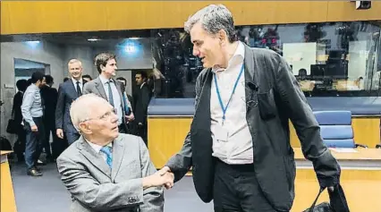  ?? GEERT VANDEN WIJNGAERT / AP ?? Wolfgang Schäuble y el ministro de Finanzas griego, Euclid Tsakalotos