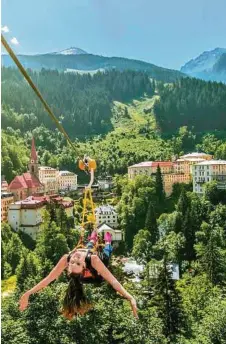  ??  ?? 70 Meter über demwasserf­all gleitet man am Seil entlang zum Kraftwerk, der „Keimzelle“der Künstler STEINBAUER/VONREHN(2)/ KK (3)/FERTSCHEY (2), FOTOLIA (4)