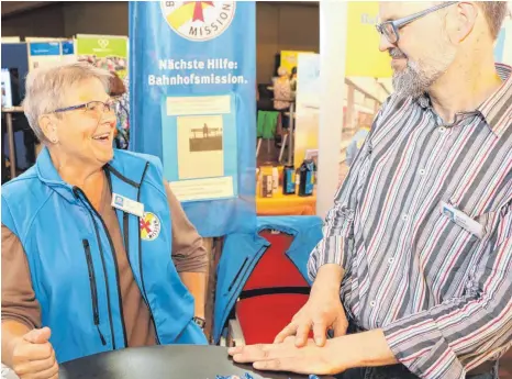  ?? FOTO: DANIEL HÄFELE ?? Uta Donath und Ulrich Köpfler suchen für die Bahnhofsmi­ssion weitere Helfer. Sie würden ihre Arbeit gerne ausweiten.