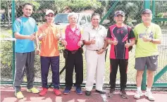  ??  ?? ALL THE BEST ... the participat­ing district squad team managers pose with Koh (3L) after the meeting.