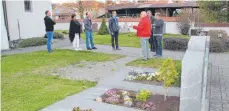  ?? SZ-FOTO: EILEEN KIRCHEIS ?? Der Gemeindera­t hat sich auf dem Friedhof in Hausen am Bussen umgesehen.