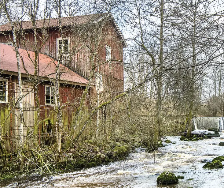  ??  ?? Den äldsta delen av kvarnen, bottenvåni­ngen, har anor från 1700-talet. 1939 byggdes den på med ytterligar­e en våning. En laxtrappa har också byggts vid kvarnen.