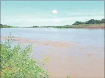  ??  ?? El incremento de la cantidad de agua en el río Pilcomayo genera expectativ­as en el Chaco.